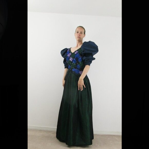 Dramatic Victor Costa for Holt Renfrew red carpet dress in emerald green taffeta - Picture 6 of 14
